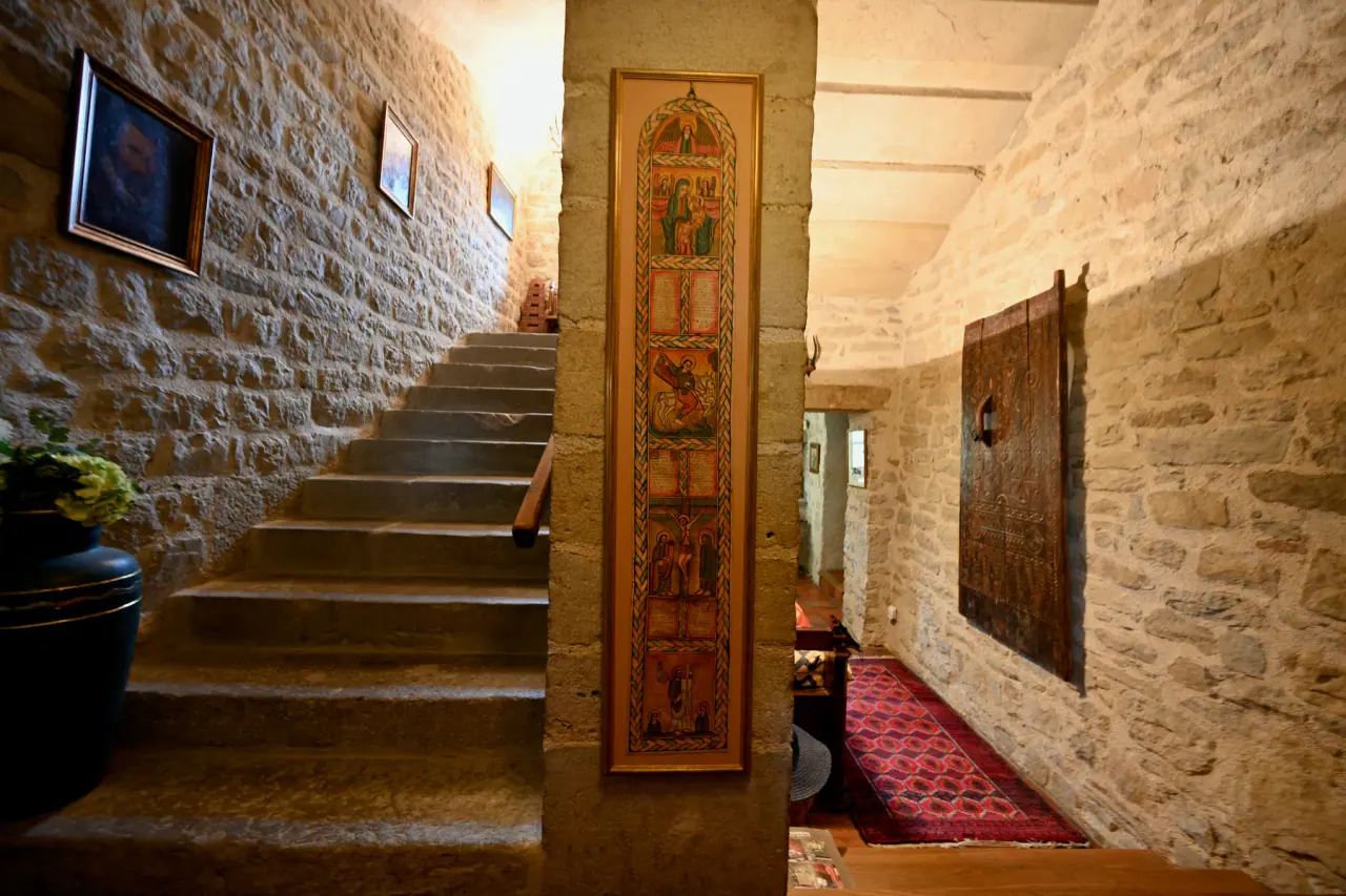 Architecture intérieure en pierre du Château de Tournou, photographiée par Hélène Dessort
