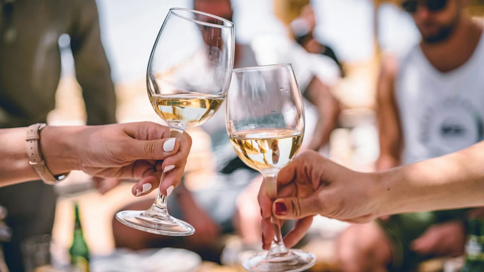 Un moment de convivialité autour de deux verres de vin