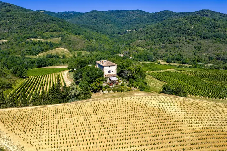 Le Château de Tournou au cœur de son territoire, vu depuis les airs